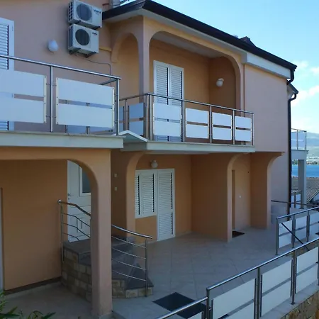 Apartamento Helles Studioappartement Mit Grossem Balkon By Interhome
