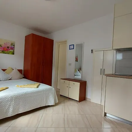 Apartamento Helles Studioappartement Mit Grossem Balkon By Interhome Trogir